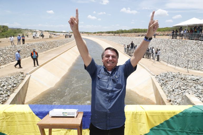 O Presidente Jair Bolsonaro esteve em Sertânia (PE), na manhã desta sexta (19), para participar da cerimônia de acionamento das comportas do 1º trecho do Ramal do Agreste. A estrutura vai distribuir a água do Eixo Leste do projeto do Rio São Francisco para 2,2 milhões de pessoas.
Imagem: © Presidência da República