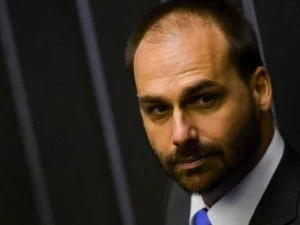 Eduardo Bolsonaro está ao vivo no Conexão Política; assista agora 2 Eduardo Bolsonaro está ao vivo no Conexão Política; assista agora 1