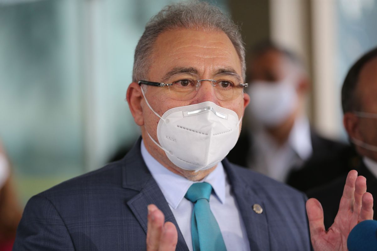 O médico cardiologista Marcelo Queiroga, indicado para ser o novo ministro da Saúde, e o atual ministro da Saúde, Eduardo Pazuello, falam à imprensa no Ministério da Saúde.