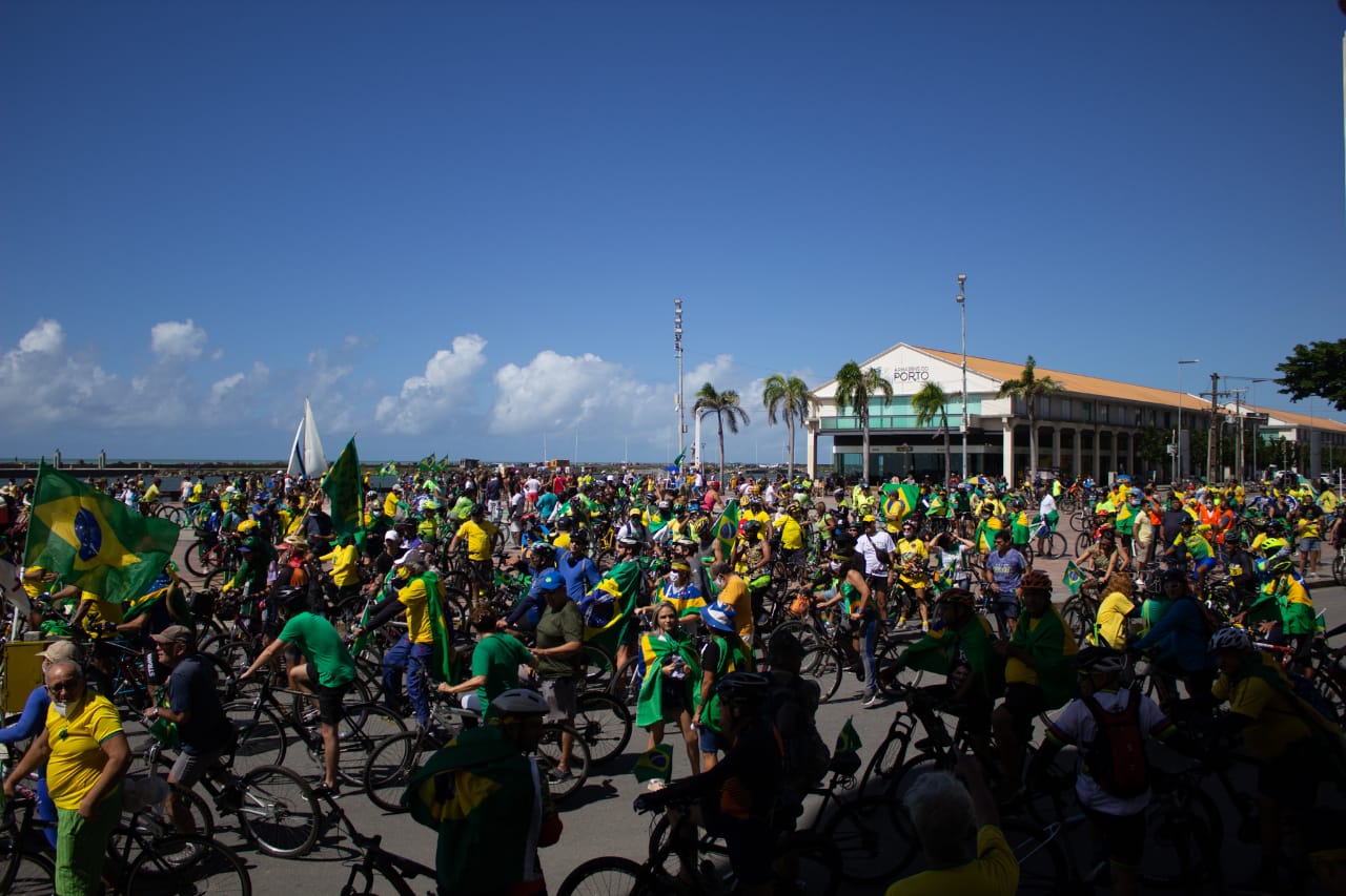 Veja fotos e vídeos da ‘bicicletada' pelo voto impresso auditável no Recife 2
