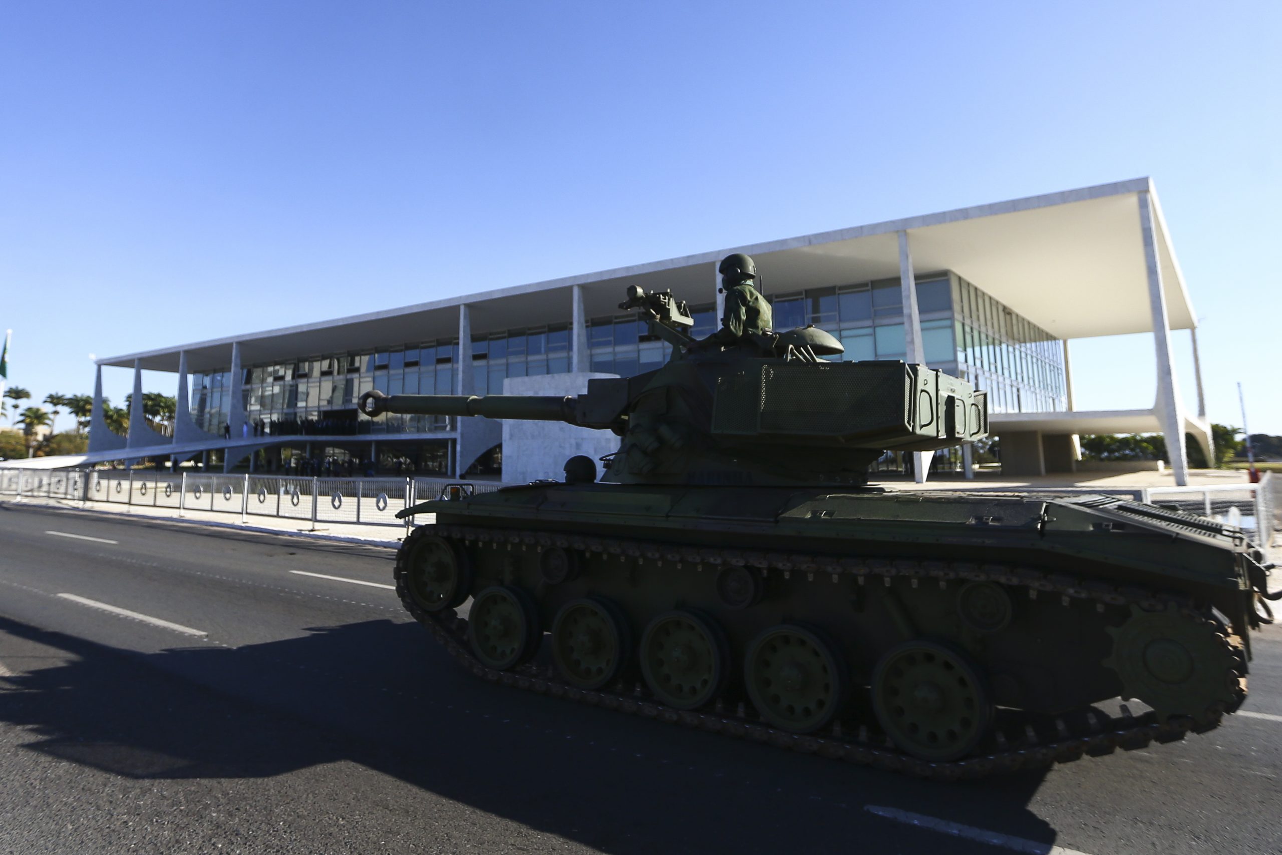 Confira imagens da exibição de tanques das Forças Armadas em Brasília 8