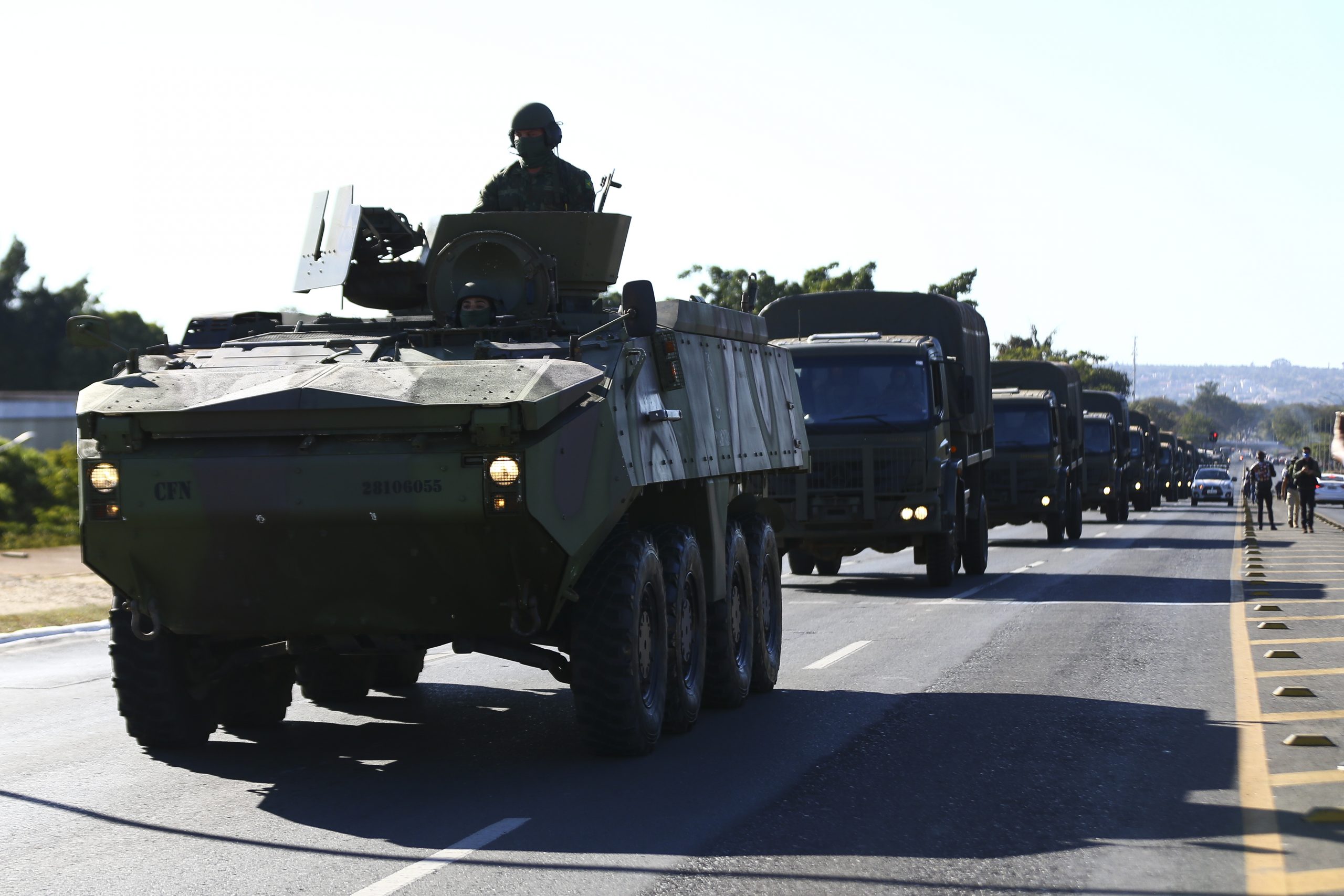 Confira imagens da exibição de tanques das Forças Armadas em Brasília 3