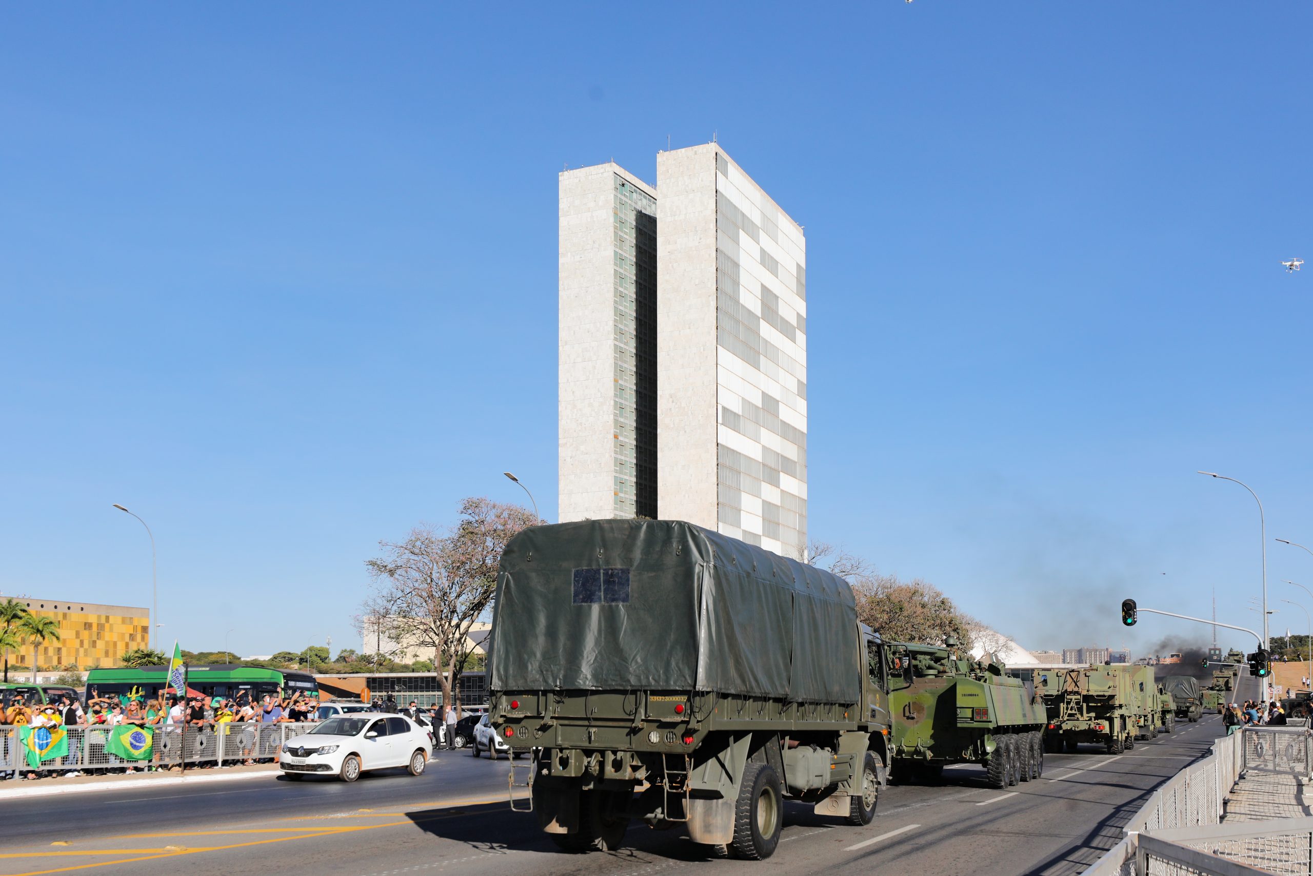 Confira imagens da exibição de tanques das Forças Armadas em Brasília 13