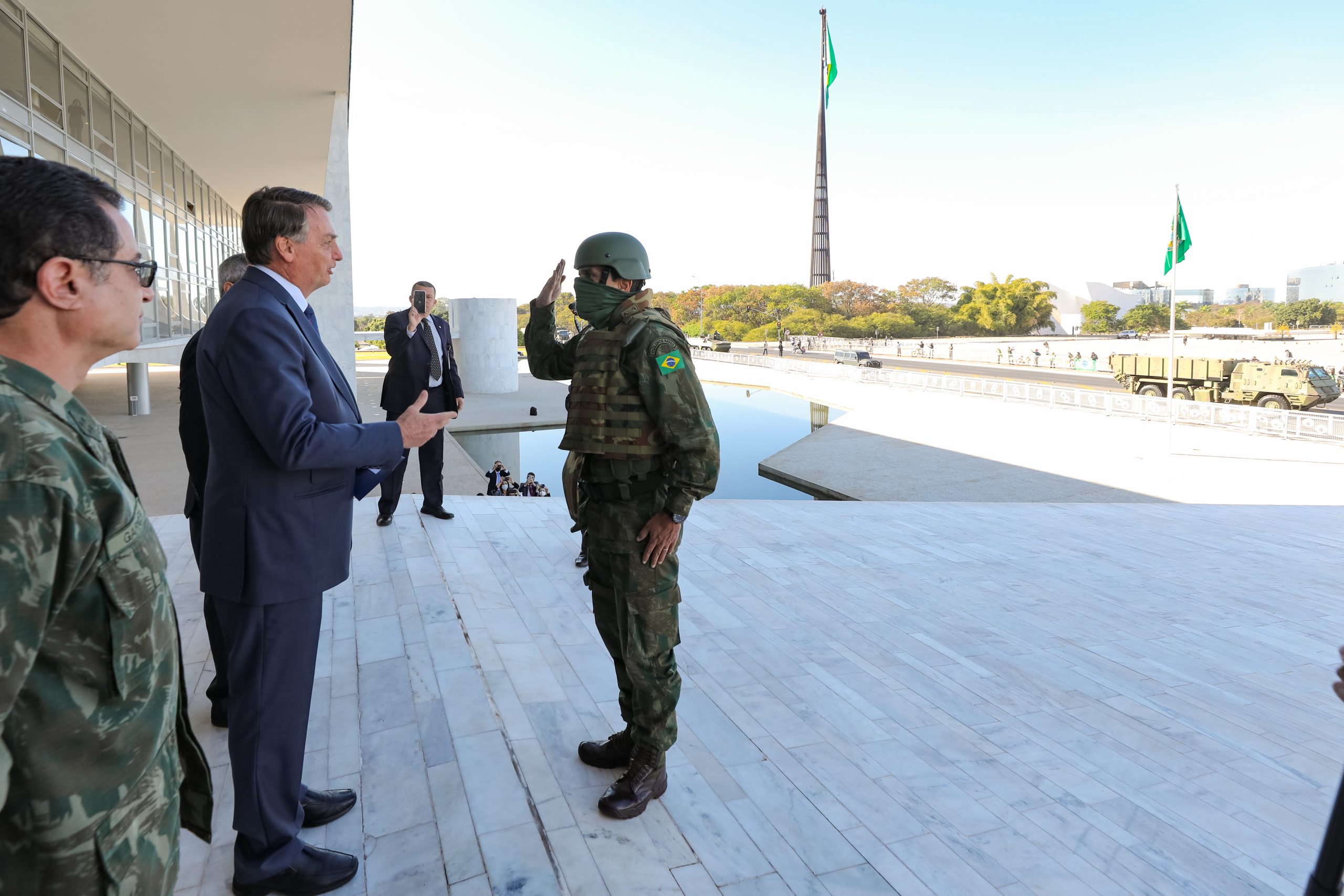 Confira imagens da exibição de tanques das Forças Armadas em Brasília 11