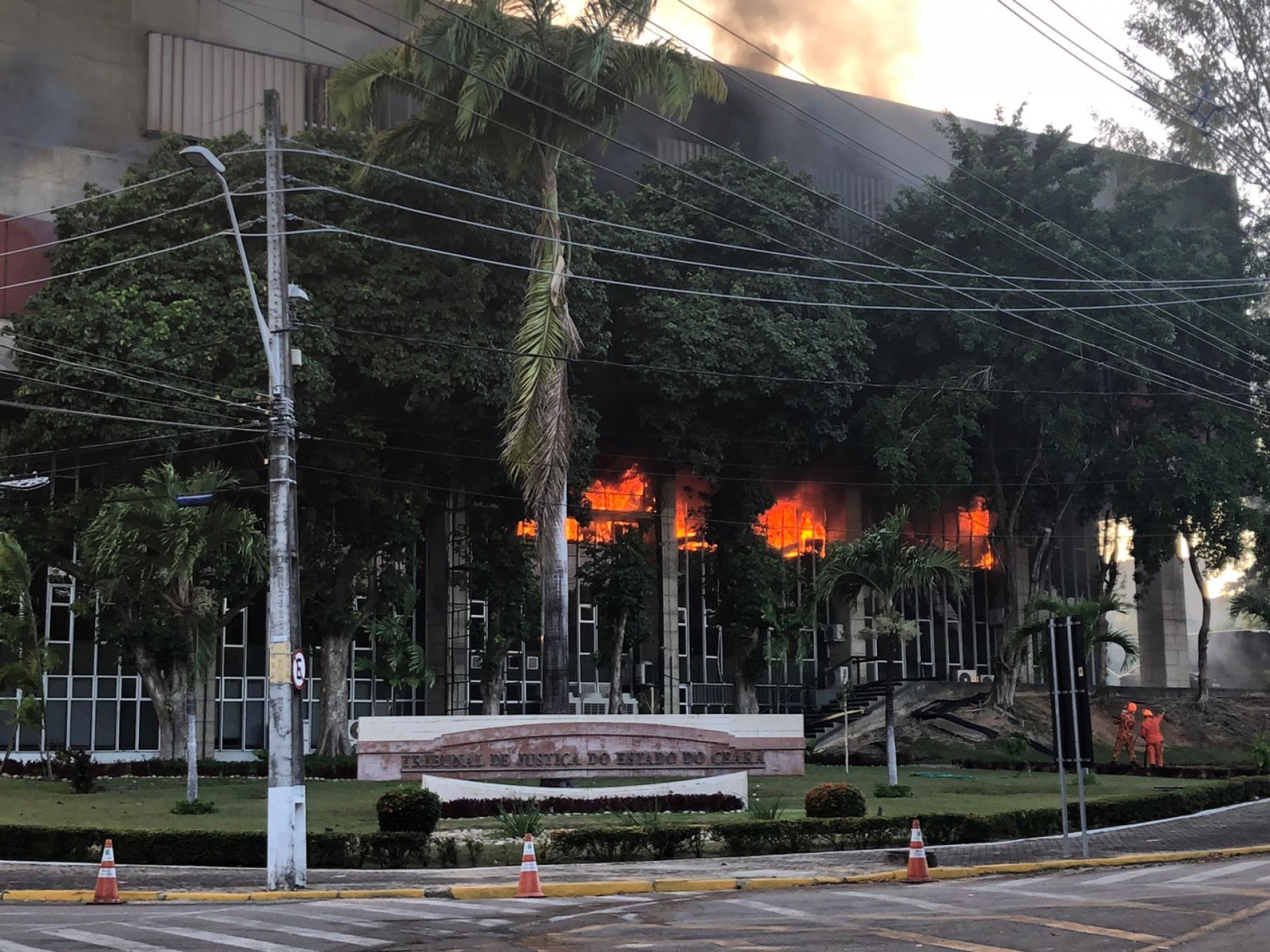 Prédio do Tribunal de Justiça pega fogo em Fortaleza 2