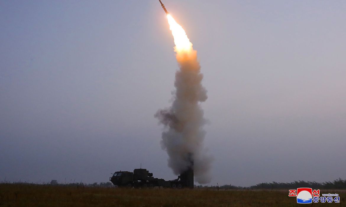 Em mais um teste, Coreia do Norte dispara novo míssil hipersônico 2 Em mais um teste, Coreia do Norte dispara novo míssil hipersônico 1