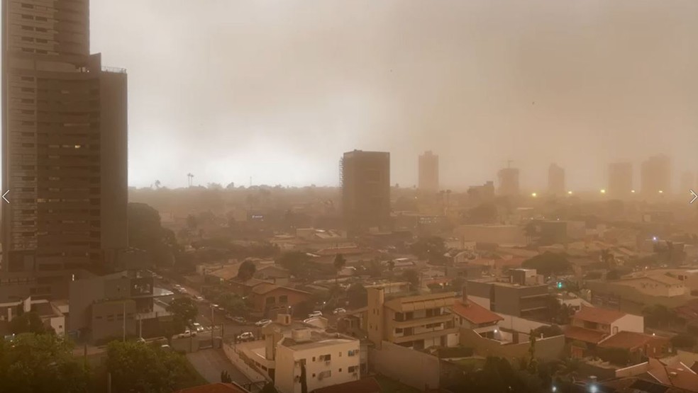 Temporal de poeira faz dia 'virar noite' em várias cidades de MS; veja vídeos e fotos 2