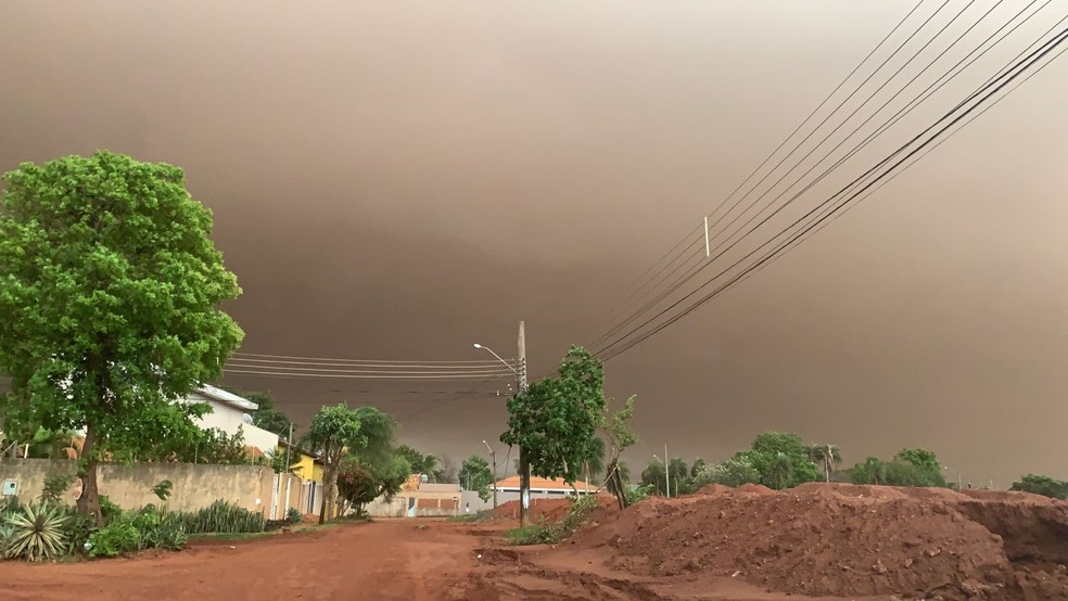 Temporal de poeira faz dia 'virar noite' em várias cidades de MS; veja vídeos e fotos 3