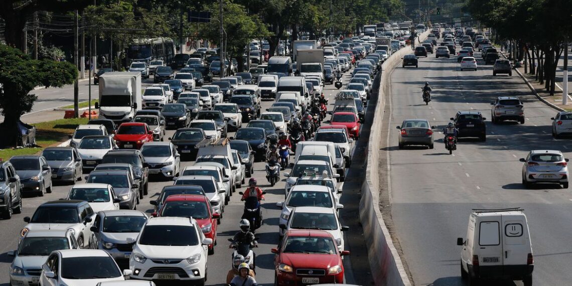 Trânsito intenso na Avenida Tiradentes, na região da Luz, no segundo dia de greve dos metroviários em São Paulo.