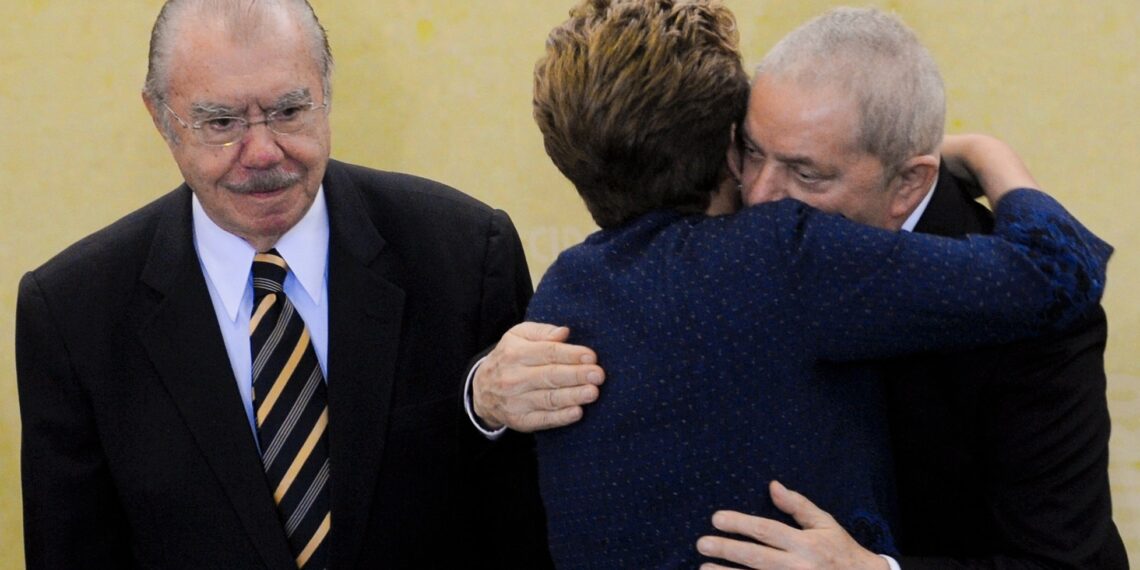 Na imagem, Dilma Rousseff cumprimenta Lula da Silva, durante cerimônia de instalação da Comissão da Verdade — Jane de Araújo/Agência Senado