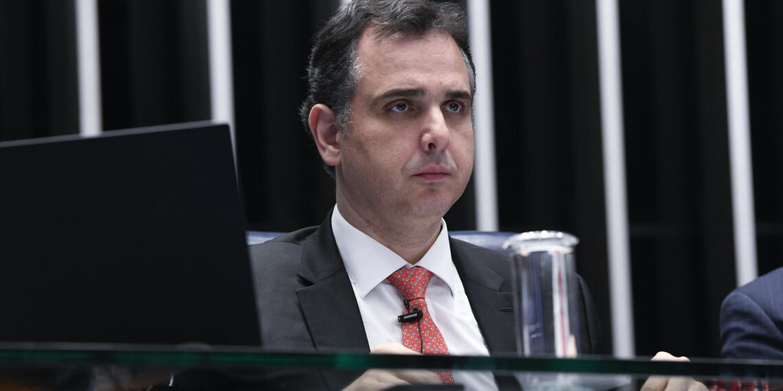 Rodrigo Pacheco na tribuna do Senado Federal
