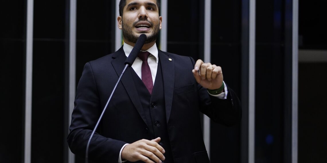 André Fernandes discursando no plenário da Câmara dos Deputados