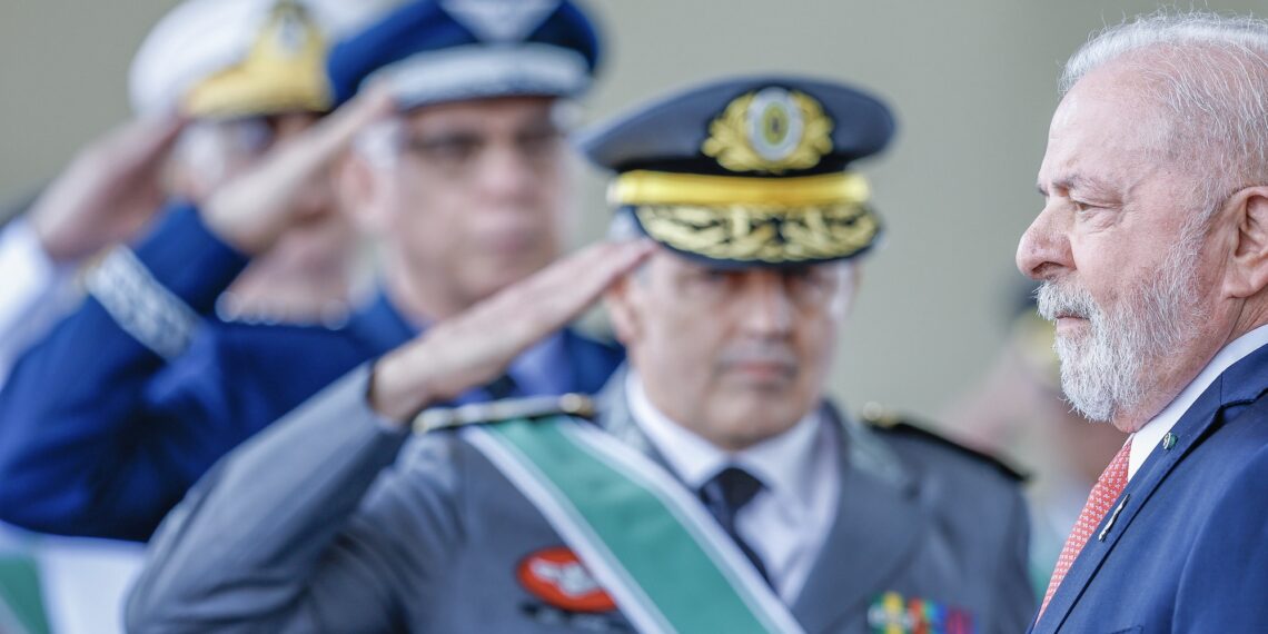 Militares prestando continência para Lula