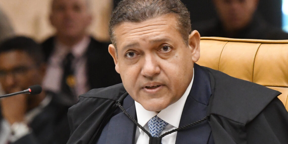 Ministro do STF Nunes Marques vestindo terno e gravata