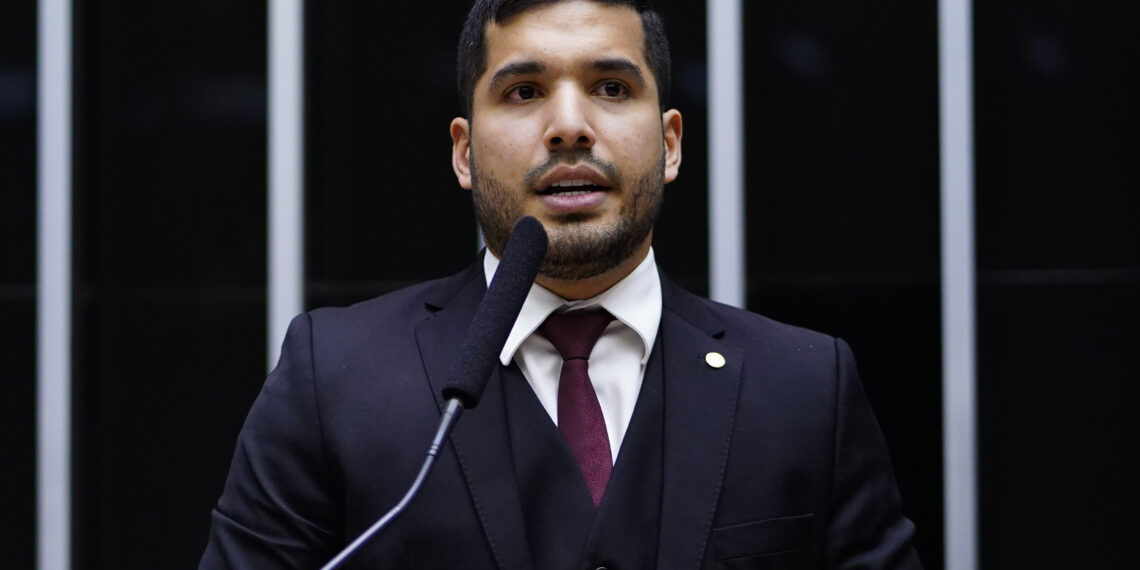 Na imagem, Andre Fernandes discursando durante Sessão Deliberativa Extraordinária — Pablo Valadares/Câmara dos Deputados