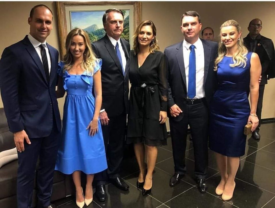 Nas imagens, Eduardo, Heloísa, Jair, Michelle, Flávio e Fernanda Bolsonaro — Arquivo/Reprodução