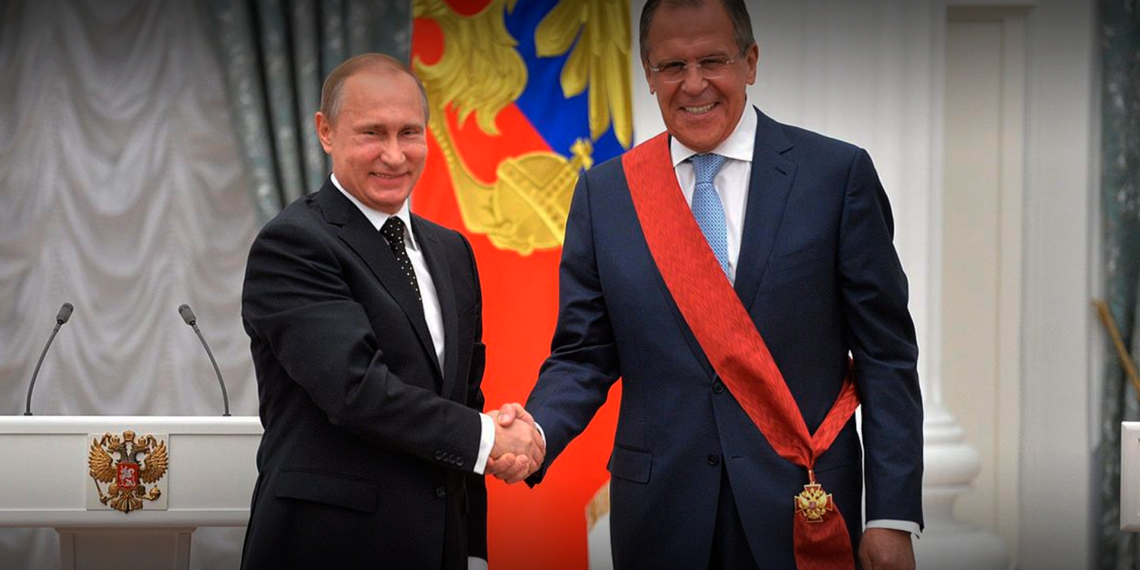 Ministro das Relações Exteriores da Rússia, Serguei Lavrov, apertando a mão de Vladimir Putin