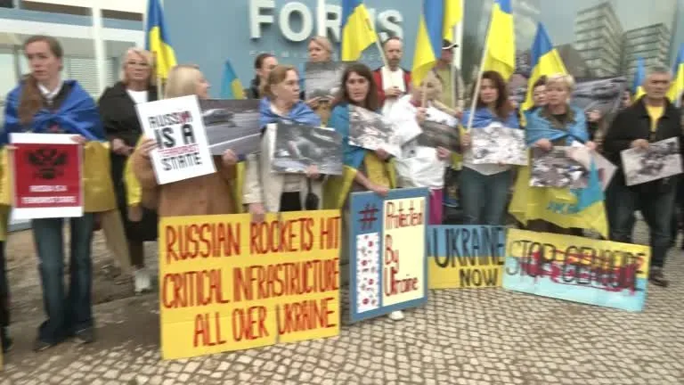 Na imagem, ucranianos contra Lula agitando bandeiras e segurando fotografias que retratam o conflito — Arquivo/Reprodução 