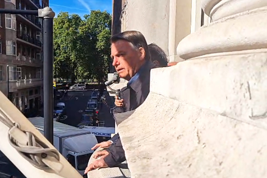 Nas imagem, Bolsonaro discursando em Londres, Inglaterra, onde aconteceu o funeral da rainha Elizabeth 2ª — Arquivo/Reprodução