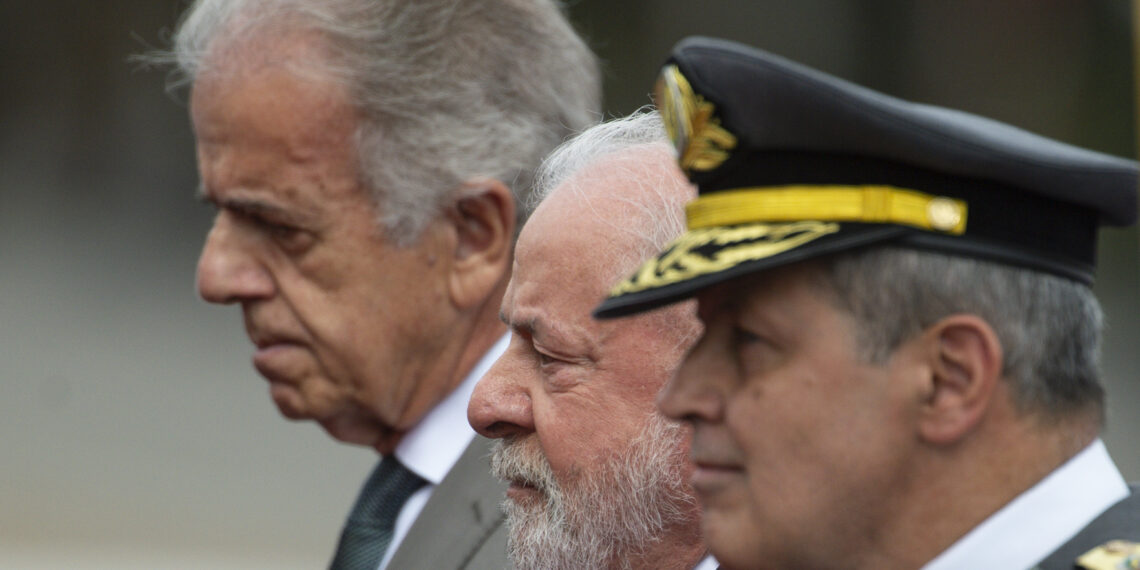 O ministro da Defesa, José Múcio Monteiro, o presidente Luiz Inácio Lula da Silva, e o comandante do Exército, General Tomás Paiva, durante cerimônia comemorativa do Dia do Exército, no Quartel-General do Exército, em Brasília. Foto: Marcelo Camargo/Agência Brasil