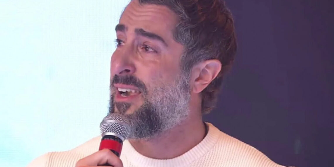 Na imagem, Marcos Mion chora durante homenagem de diretor da TV Globo — Arquivo/Reprodução