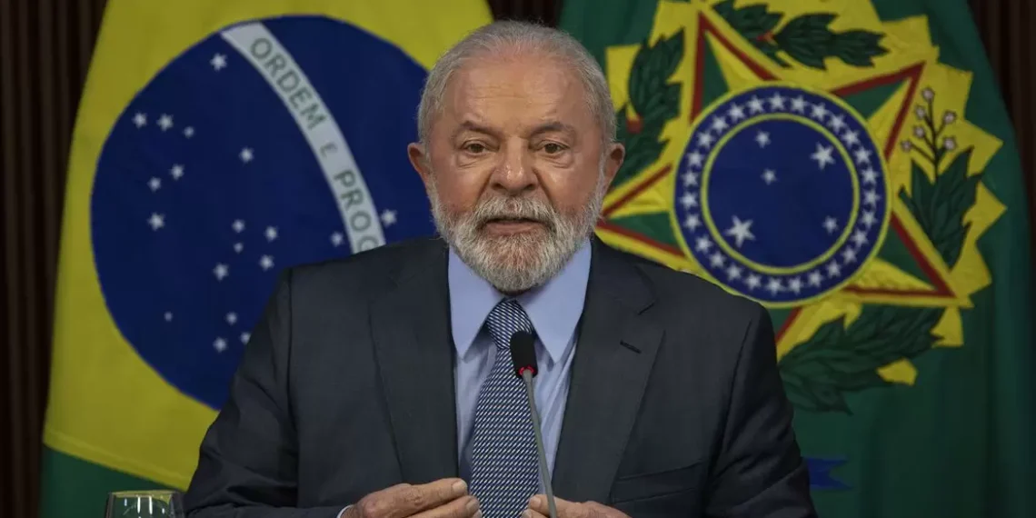 Luiz Inácio Lula da Silva discursando em coletiva de Imprensa