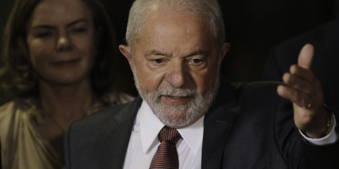 O presidente eleito, Luis Inácio Lula da Silva, acompanhado de seu vice, Geraldo Alckmin e de coordenadores da transição, fala com a imprensa após reunião com o presidente do TSE, ministro Alexandre de Moraes