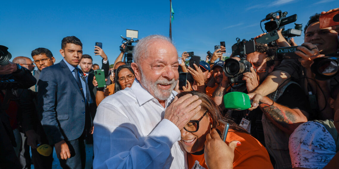 Presidente da República, Luiz Inácio Lula da Silva, desce a rampa do Palácio do Planalto para acompanhar a retirada das grades de segurança e vai ao encontro de simpatizantes.