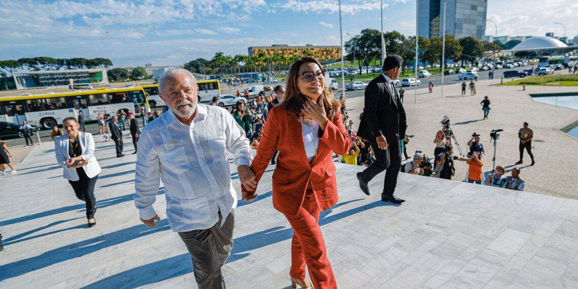 Brasília (DF), 10.05.2023 - Presidente da República, Luiz Inácio Lula da Silva, desce a rampa do Palácio do Planalto para acompanhar a retirada das grades de segurança e vai ao encontro de simpatizantes.