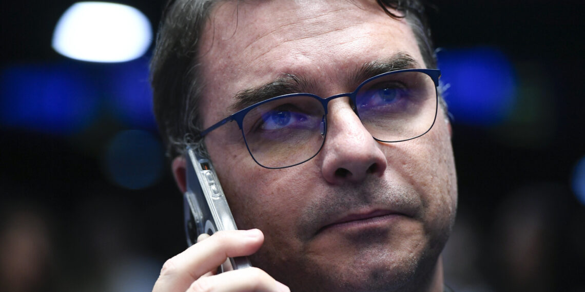 Flávio Bolsonaro desiste de candidatura à prefeitura do Rio