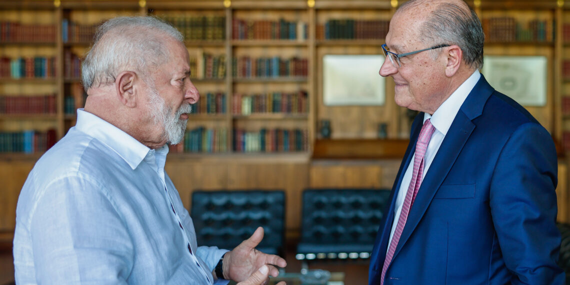 Presidente da República, Luiz Inácio Lula da Silva (e), durante encontro com Ministro do Desenvolvimento, Indústria, Comércio e Servios, Vice-Presidente da Repblica Geraldo Alckmin (d), durante encontro no Palcio da Alvorada.