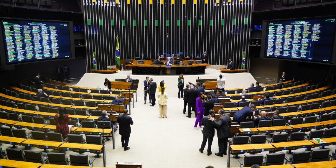 Deputados no plenário da Câmara dos Deputados aprovam PL que obriga salários iguais para homens e mulheres