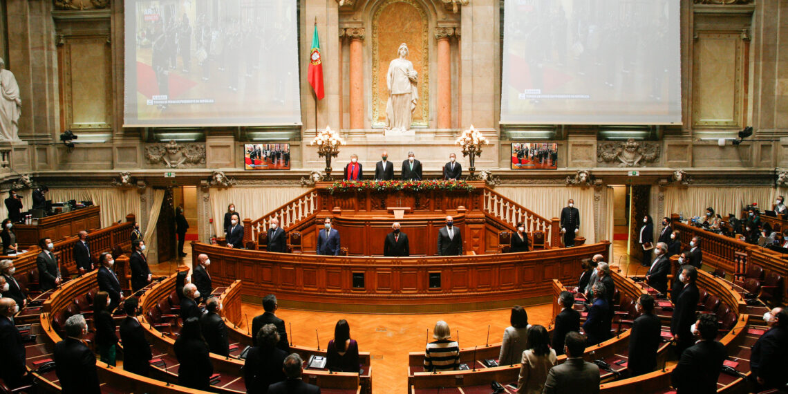 Portugal aprova lei que descriminaliza a eutanásia