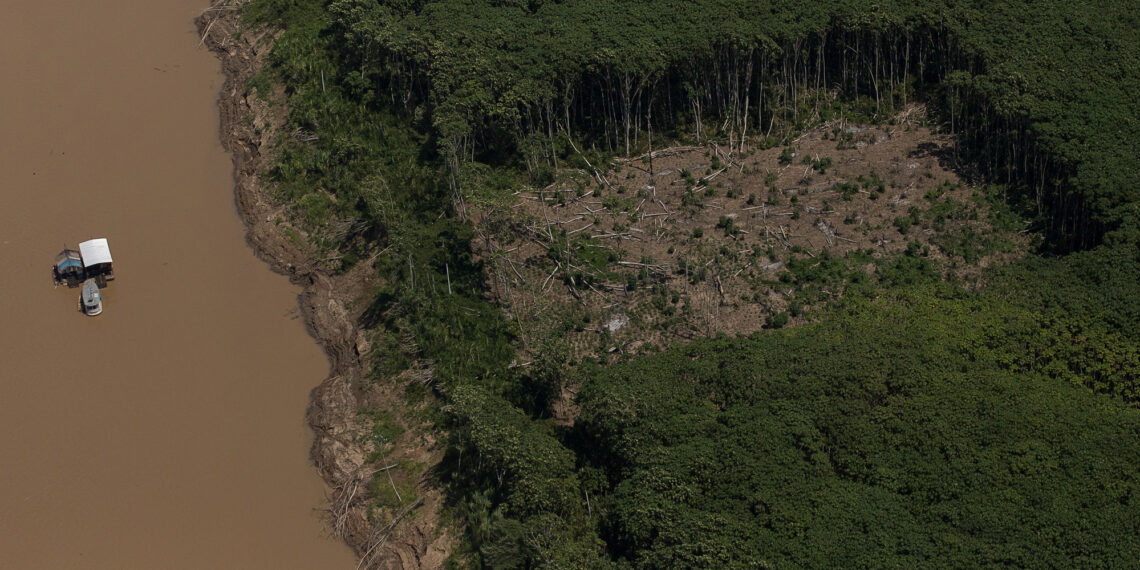 Balsa de garimpo vista no rio Madeira ao lado de area desmatada proximo a Porto Velho, Rondona. 07 de agosto de 2020.