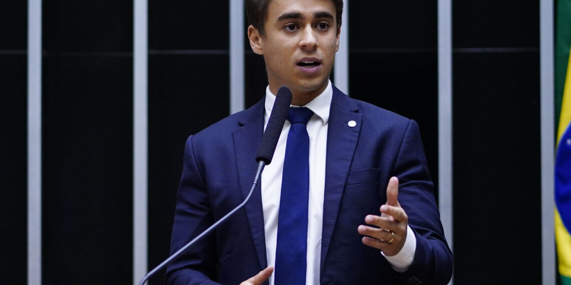 Nikolas Ferreira discursando no plenário da Câmara dos Deputados