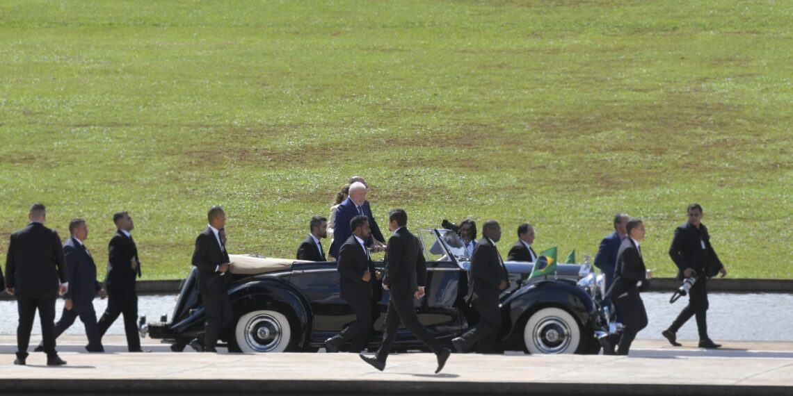 Solenidade de posse do presidente da República e do vice-presidente eleitos. Chegada do senhor presidente da República eleito, Luiz Inácio Lula da Silva ao Congresso Nacional.