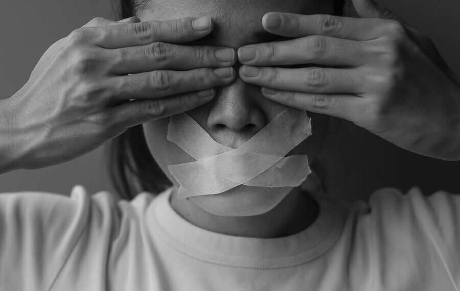 Censura, pessoa silenciada