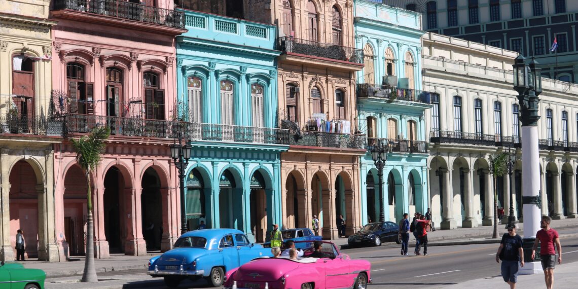 Após 7 anos sem relações, governo Lula atua para reaproximar Brasil e Cuba; cidade de Havana