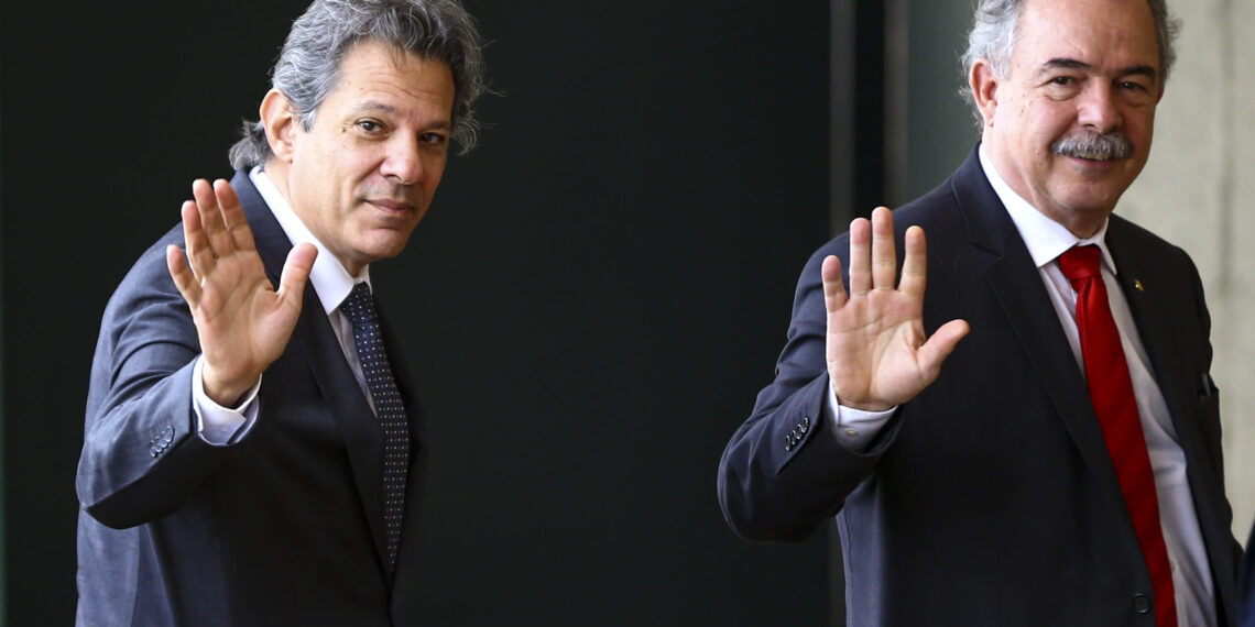 Fernando Haddad e Aloizio Mercadante chegam ao gabinete do governo de transição no Centro Cultural Banco do Brasil.