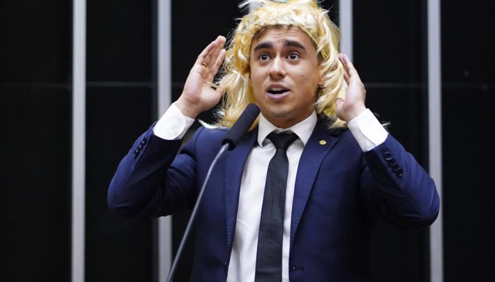 Nikolas Ferreira usando peruca no plenário da Câmara dos Deputados