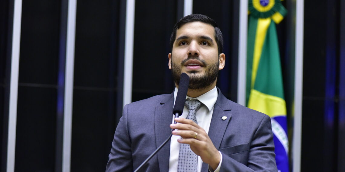 Deputado André Fernandes discursando no plenário da Câmara dos Deputados