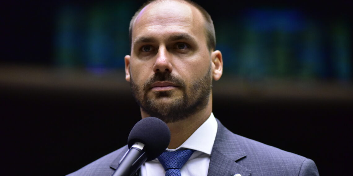 Eduardo Bolsonaro passa a ser suplente da CPMI do 8 de Janeiro