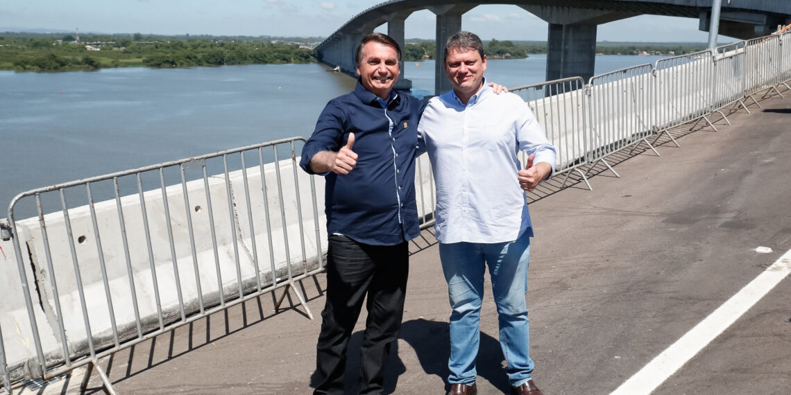 Presidente da República, Jair Bolsonaro e o ministro da Infraestrutura, Tarcísio Freitas, durante a cerimônia de inauguração do eixo principal da nova ponte do Guaíba, em Porto Alegre