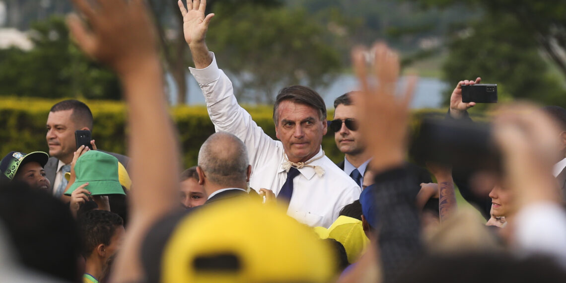 Valter Campanato/O presidente da República, Jair Messias Bolsonaro, participa da arriação solene da Bandeira Nacional com apoiadores, no Palácio da Alvorada