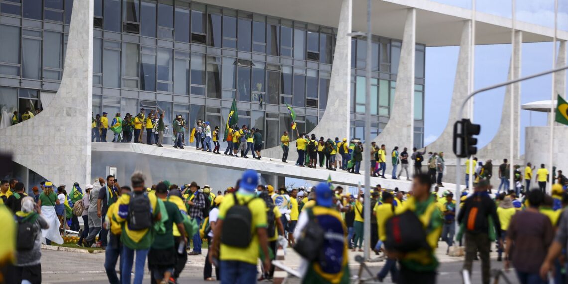 Manifestantes invadem Congresso, STF e Palácio do Planalto.