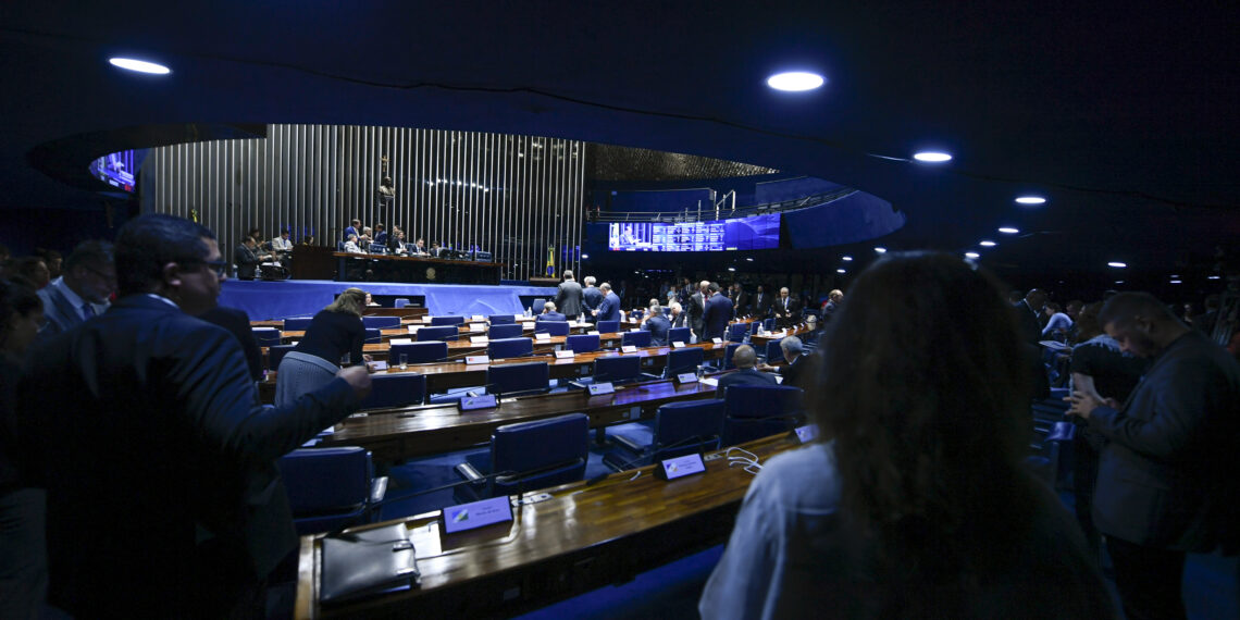 Plenário do Senado Federal durante continuação da 57ª sessão deliberativa ordinária, destinada à apreciação das Medidas Provisórias nºs 1.154 e 1.164, de 2023. Geral do plenário. À tribuna, em discurso, senador Jorge Kajuru (PSB-GO). Mesa: senador Efraim Filho (União-PB); senadora Teresa Leitão (PT-PE); presidente do Senado Federal, senador Rodrigo Pacheco (PSD-MG); secretário-geral da Mesa do Senado Federal, Gustavo A. Sabóia Vieira.