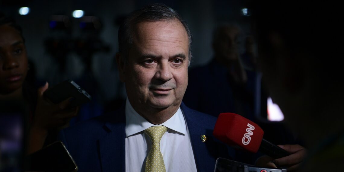 Senador Rogerio Marinho (PL-RN) concede entrevista após reunião de líderes.