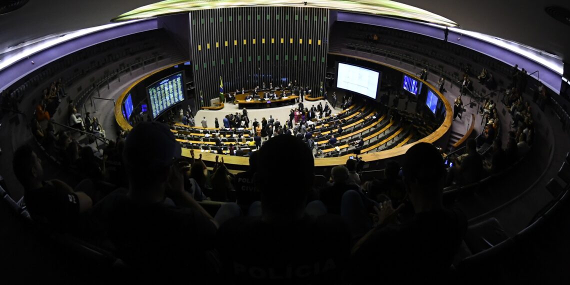 Plenário da Câmara dos Deputados durante sessão conjunta do Congresso Nacional destinada à deliberação dos Vetos nºs 46 e 67, de 2021; 30, 33, 34, 39, 43, 53, 54, 56 a 65, de 2022; e 1 a 7 de 2023; e dos Projetos de Lei do Congresso Nacional nºs 1, 2, 3 e 5, de 2023. Da galeria, policiais civis do DF acompanham a sessão. Mesa: senador Marcelo Castro (MDB-PI); presidente do Senado Federal, senador Rodrigo Pacheco (PSD-MG); secretário-geral da Mesa do Senado Federal, Gustavo A. Sabóia Vieira.