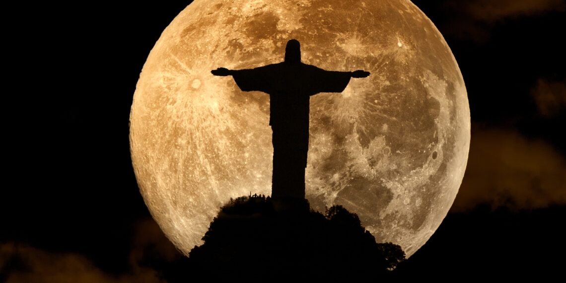Rio de Janeiro - RJ - 04/11/14 - RJ - CLIMA/RIO - CIDADES - Visão do Monumento do Cristo Redentor, na zona sul do Rio de Janeiro, nesta terça- feira (04).