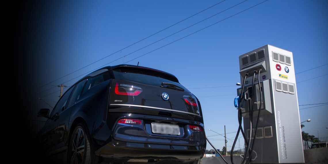 Venda de carros híbridos e elétricos bate recorde no Brasil